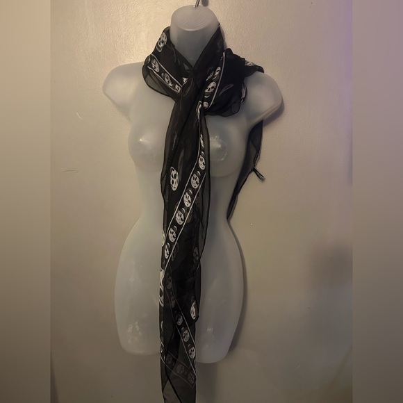 Alexander McQueen Scarf - Classic Silk Skull Scarf in Black - Picture 4 of 10